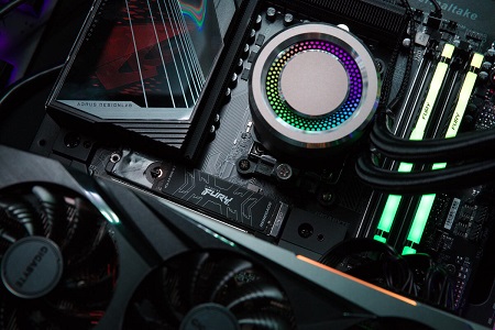 ภาพระยะใกล้ของพัดลมระบายความร้อน CPU สีน้ำเงินในเคส PC สีดำ