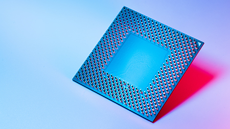 Una CPU di nuova generazione sotto una luce futuristica