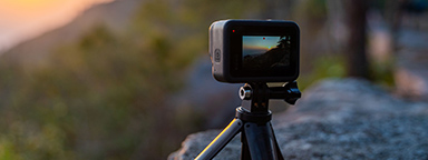 Kamera GoPro nagrywająca film poklatkowy z zachodem słońca