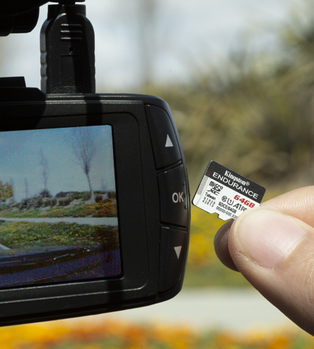 Tarjeta microSD siendo insertada en una Dashcam.