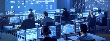 國家級安全團隊在電腦監控室中工作，螢幕上顯示圖表、圖形和統計資料