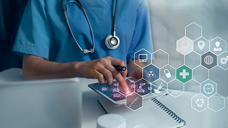 Bác sĩ ngồi sử dụng ứng dụng y tế trên máy tính bảng; bên trên là giao diện ứng dụng dạng ô lục giác