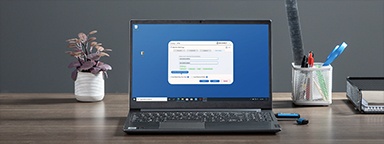 Kingston IronKey VP50 branché à un ordinateur portable sur un bureau