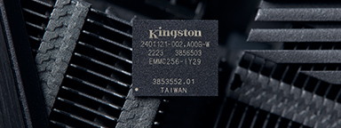 Una unidad eMMC de Kingston sobre un fondo de carcasa negra de máquina.