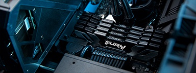 PC 마더보드에 설치된 Kingston FURY Renegade DDR5 메모리의 클로즈업 사진