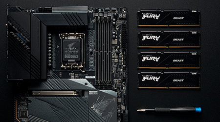 黑色 PCB 主機板旁有一把螺絲起子和 4 個正準備要進行安裝的Kingston FURY Beast記憶體模組。