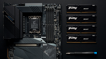 Czarna płyta główna obok śrubokręta i 4 moduły pamięci Kingston FURY Beast DRAM gotowe do instalacji