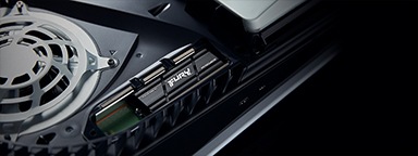 Bir PlayStation 5'e takılı ısı alıcılı Kingston FURY Renegade SSD