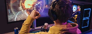 Rückansicht eines Streamers nach dem Gewinn eines eSport-Shooter-Games