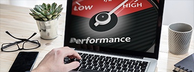 Un ordinateur portable avec sur l’écran l’image d’un relevé de compteur indiquant High, avec l’étiquette performance