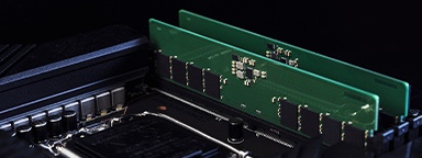 Modules de mémoire DDR5 Kingston branchés sur une carte mère de PC