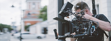 Videografer profesional membuat film di jalan