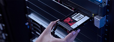 DC600M SSD’yi bir sunucu rafına takan bir el