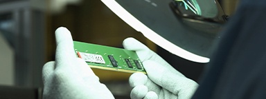 Film prezentujący proces produkcji modułów pamięci DRAM firmy Kingston – od projektowania po testowanie