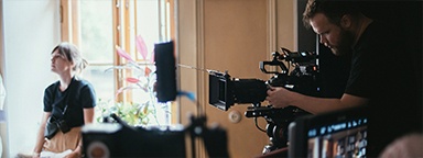 Videógrafo profissional fazendo um filme dentro de casa
