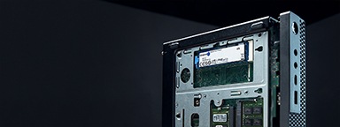 Bir mini-PC'de takılı Kingston bellek ve NV2 SSD görüntüsü