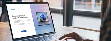 Windows sistem güncellemelerinde Windows 10 destek sonu bildiriminin gösterildiği bir dizüstü bilgisayar üzerinde eller