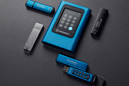 Компонування різних накопичувачів Kingston IronKey з апаратним шифруванням. USB- та SSD-накопичувачі з апаратним шифруванням.