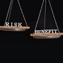 Les mots « risques » et « avantages » se trouvent de part et d’autre de la balance de la Justice.
