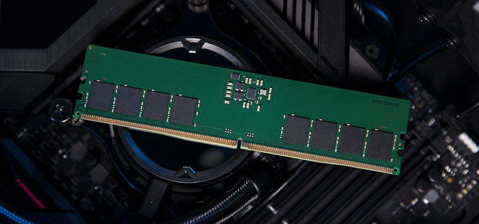 DDR5 Kingston ValueRAM Un module de mémoire DDR5 Kingston ValueRAM à l’intérieur d’une carte mère, prêt à être installé.