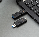 2 DataTraveler Duo-Sticks, einen an einen Laptop angeschlossen und ein weiterer auf dem Schreibtisch neben einem Monitor