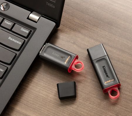 Duas unidades flash USB, uma conectada a um laptop