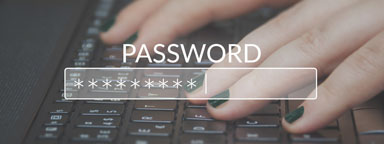 Hände tippen das Passwort auf der Tastatur. Text on screen: Passwort mit versteckten Sternchen