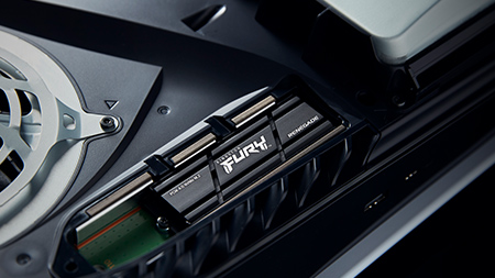 Casing PS5 dalam keadaan terbuka dan memperlihatkan SSD M.2 Kingston FURY Renegade yang terpasang pada slot penyimpanannya.