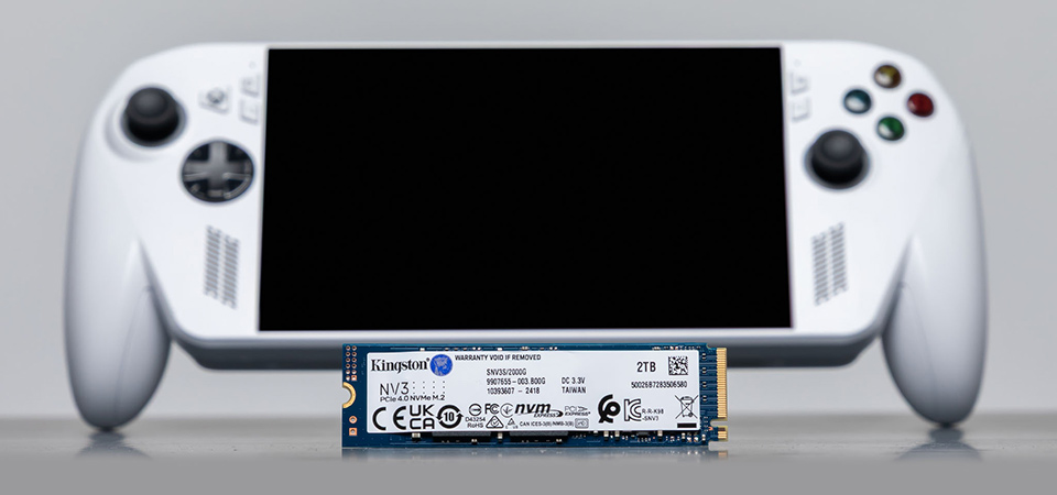 Konsola ROG Xbox Ally z dyskiem SSD Kingston NV3 na pierwszym planie