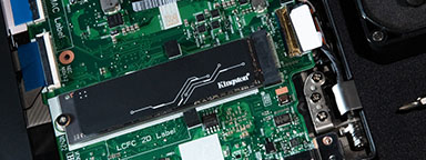 Ổ cứng SSD Kingston KC3000 được gắn trên bo mạch chủ của máy tính để bàn.
