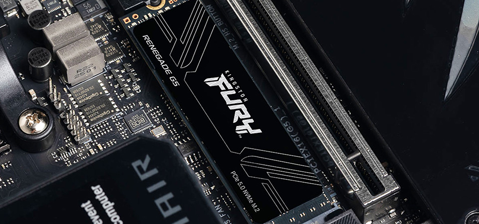 Um SSD Kingston FURY Renegade G5 em uma placa-m&atilde;e.