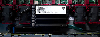 Serwerowy dysk SSD Kingston DC3000ME PCIe Gen5 NVMe zamontowany na płycie głównej.