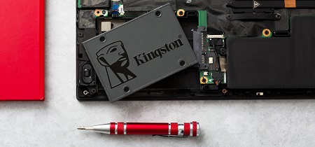 金士顿固态硬盘正在安装到笔记本电脑中