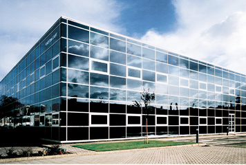 Sede regional da Europa, Oriente Médio e África da Kingston, um edifício de escritórios em vidro em Sunbury-on-Thames, U.K.