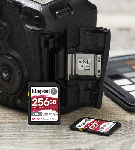 DSLR et une carte SD sur un bureau