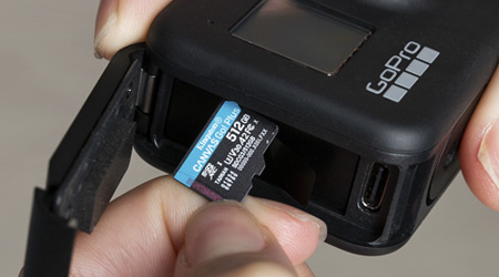 Tarjeta microSD siendo insertada en una GoPro