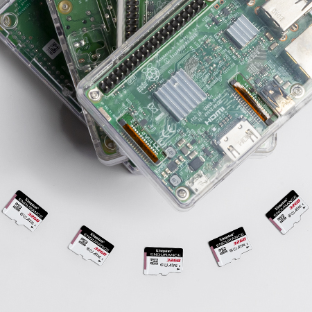 Komputer panel kecil Raspberry Pi dengan kartu microSD Kingston