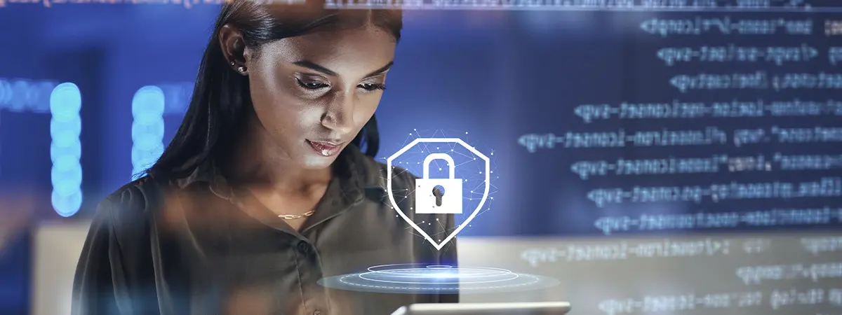 Mujer usando una tablet con un candado y escudo de seguridad hologr&aacute;fico, que representa la protecci&oacute;n de datos y la ciberseguridad