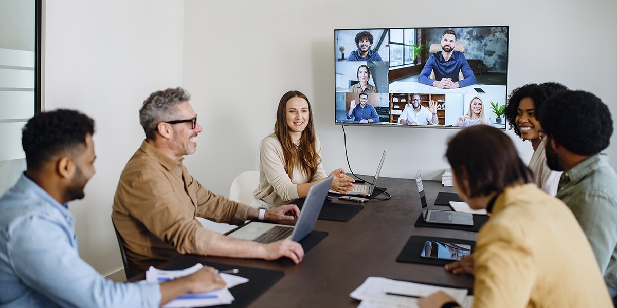 Réunion de travail entre collègues au bureau et à domicile via une application de réunion virtuelle