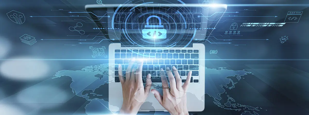 Des mains tapant sur le clavier d&rsquo;un ordinateur portable, avec des ic&ocirc;nes repr&eacute;sentant un cadenas et un code &agrave; l&rsquo;&eacute;cran
