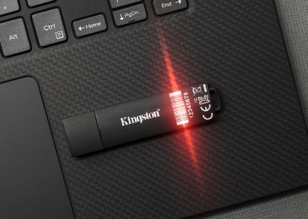 Immagine di un drive Kingston IronKey D300 con un lampo rosso sul codice a barre del drive posto su un laptop