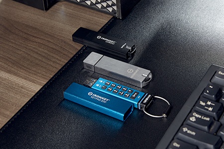Immagine di un drive USB crittografato Kingston IronKey su una scrivania