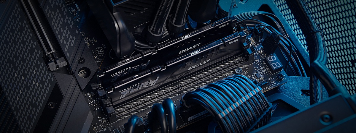 Dois módulos Kingston FURY Beast DDR5 instalados em uma placa-mãe