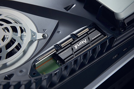 O SSD FURY Renegade com dissipador de calor instalado em um console de PS5