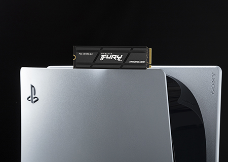 Bir PlayStation 5 konsolunda ısı alıcılı Kingston FURY Renegade SSD