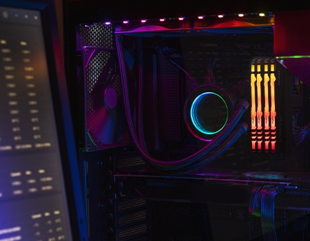 FURY Beast DDR4 RGB dans un ordinateur de bureau et un écran de configuration flou au premier plan