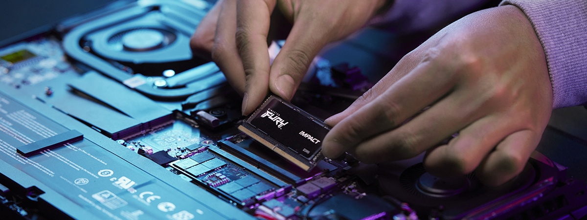 Eine Nahaufnahme der manuellen Installation von Kingston FURY Impact DDR5 in einem Laptop