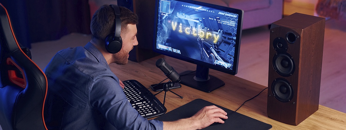 Ein PC-Gamer, der zu Hause ein FPS-Shooter-Spiel streamt