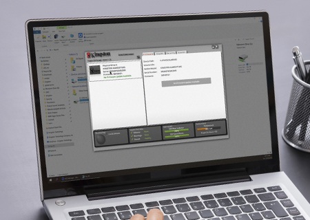 zrzut ekranu z aplikacji Kingston SSD Manager na ekranie laptopa