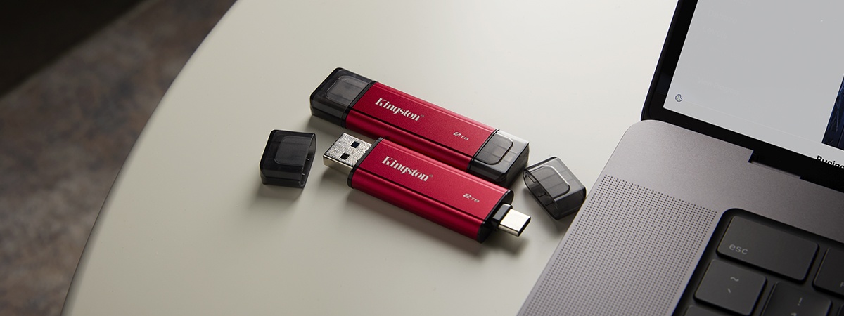 SSD-накопитель Dual Portable на столе рядом с разъемами USB Type-A и Type-C на ноутбуке